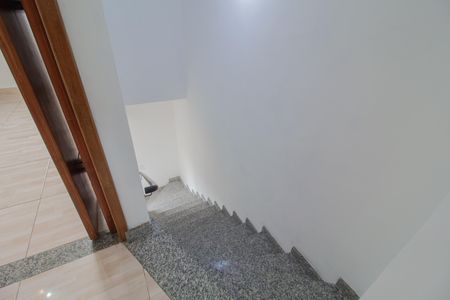 Escada de casa de condomínio para alugar com 2 quartos, 79m² em Vila Assis Brasil, Mauá