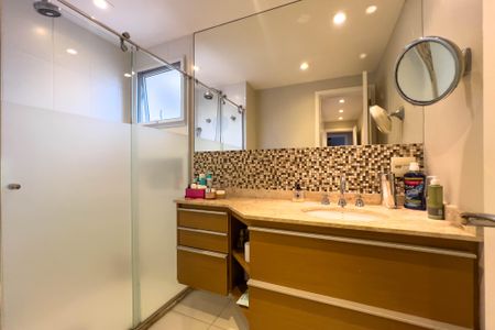 Apartamento à venda com 140m², 3 quartos e 2 vagasBanheiro do quarto 1