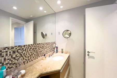 Apartamento à venda com 140m², 3 quartos e 2 vagasBanheiro do quarto 1