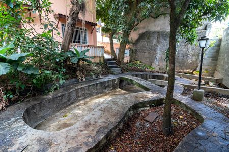 Casa à venda com 375m², 4 quartos e 2 vagasQuintal dos Fundos