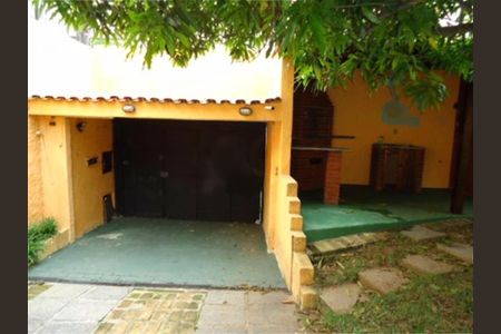 Casa à venda com 185m², 2 quartos e 6 vagas