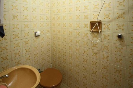 Casa à venda com 100m², 3 quartos e 2 vagas Casa à venda com 100m², 3 quartos e 2 vagasBanheiro de Serviço