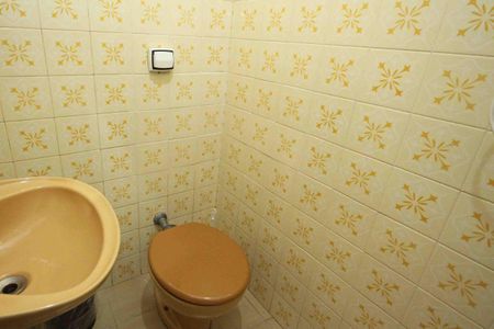 Casa à venda com 100m², 3 quartos e 2 vagas Casa à venda com 100m², 3 quartos e 2 vagasBanheiro de Serviço