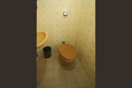 Casa à venda com 100m², 3 quartos e 2 vagas Casa à venda com 100m², 3 quartos e 2 vagasBanheiro de Serviço