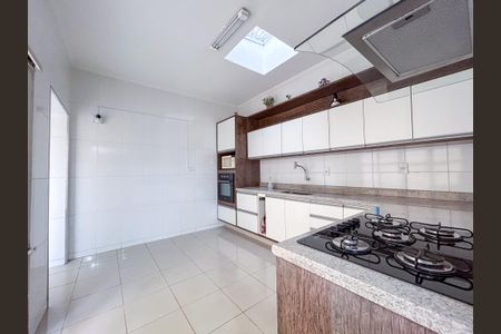 Casa para alugar com 430m², 4 quartos e 2 vagas Casa para alugar com 430m², 4 quartos e 2 vagasCozinha