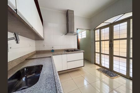 Casa para alugar com 430m², 4 quartos e 2 vagas Casa para alugar com 430m², 4 quartos e 2 vagasCozinha