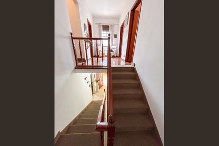 Casa para alugar com 430m², 4 quartos e 2 vagas Casa para alugar com 430m², 4 quartos e 2 vagasEscada