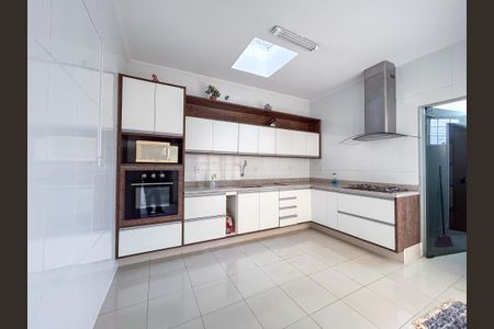 Casa para alugar com 430m², 4 quartos e 2 vagas Casa para alugar com 430m², 4 quartos e 2 vagasCozinha