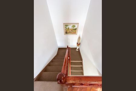 Casa para alugar com 430m², 4 quartos e 2 vagas Casa para alugar com 430m², 4 quartos e 2 vagasEscada