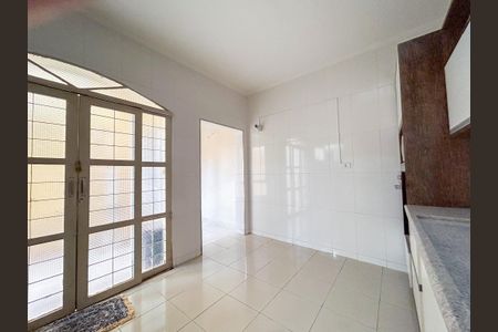Casa para alugar com 430m², 4 quartos e 2 vagas Casa para alugar com 430m², 4 quartos e 2 vagasCozinha