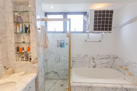Apartamento para alugar com 260m², 4 quartos e 3 vagas Apartamento para alugar com 260m², 4 quartos e 3 vagasBanheiro da Suíte 1