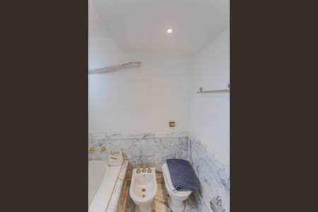 Apartamento para alugar com 260m², 4 quartos e 3 vagas Apartamento para alugar com 260m², 4 quartos e 3 vagasBanheiro da Suíte 1