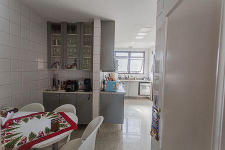 Apartamento para alugar com 260m², 4 quartos e 3 vagas Apartamento para alugar com 260m², 4 quartos e 3 vagasCozinha