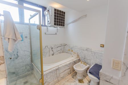 Apartamento para alugar com 260m², 4 quartos e 3 vagas Apartamento para alugar com 260m², 4 quartos e 3 vagasBanheiro da Suíte 1