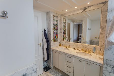 Apartamento para alugar com 260m², 4 quartos e 3 vagas Apartamento para alugar com 260m², 4 quartos e 3 vagasBanheiro da Suíte 1