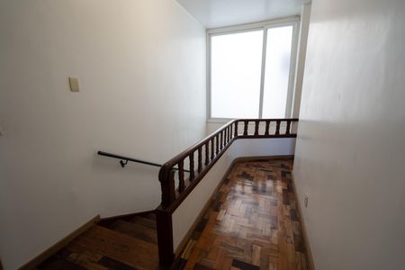 Casa à venda com 250m², 4 quartos e 1 vaga Casa à venda com 250m², 4 quartos e 1 vagaEscada