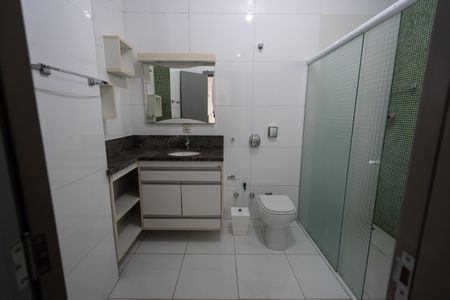 Casa à venda com 250m², 4 quartos e 1 vaga Casa à venda com 250m², 4 quartos e 1 vagaBanheiro da Suíte 2