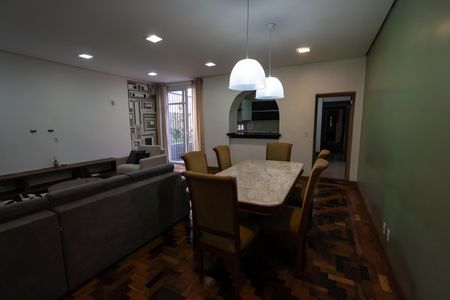 Sala de casa à venda com 4 quartos, 250m² em Independência, Porto Alegre