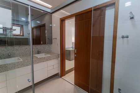 Casa à venda com 315m², 3 quartos e 3 vagas Casa à venda com 315m², 3 quartos e 3 vagasBanheiro da Suíte 1