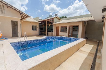 Casa à venda com 315m², 3 quartos e 3 vagas Casa à venda com 315m², 3 quartos e 3 vagasPiscina