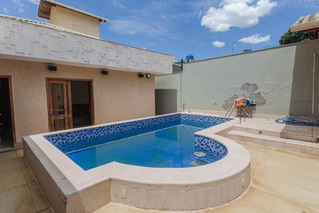 Casa à venda com 315m², 3 quartos e 3 vagas Casa à venda com 315m², 3 quartos e 3 vagasPiscina