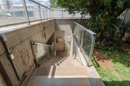 Casa à venda com 315m², 3 quartos e 3 vagas Casa à venda com 315m², 3 quartos e 3 vagasEntrada