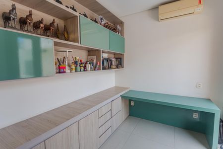 Casa à venda com 315m², 3 quartos e 3 vagas Casa à venda com 315m², 3 quartos e 3 vagasEscritório