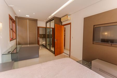 Casa à venda com 315m², 3 quartos e 3 vagas Casa à venda com 315m², 3 quartos e 3 vagasSuíte 1