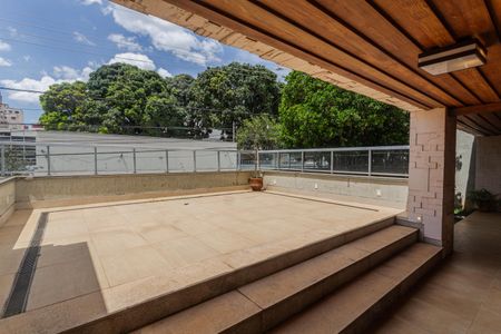 Casa à venda com 315m², 3 quartos e 3 vagas Casa à venda com 315m², 3 quartos e 3 vagasVaranda na Entrada