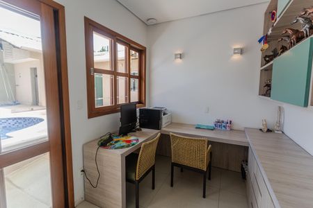 Casa à venda com 315m², 3 quartos e 3 vagas Casa à venda com 315m², 3 quartos e 3 vagasEscritório