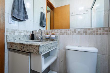 Apartamento à venda com 60m², 2 quartos e 1 vaga Apartamento à venda com 60m², 2 quartos e 1 vagaBanheiro social