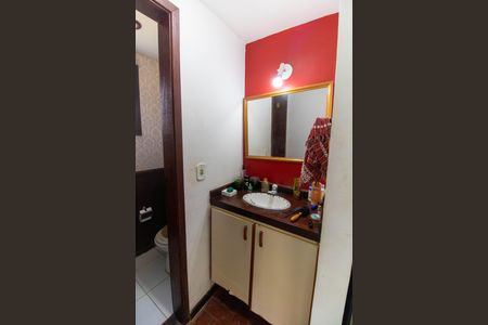 Casa de condomínio à venda com 180m², 4 quartos e 2 vagasLavabo