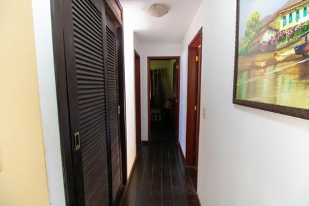 Casa de condomínio à venda com 180m², 4 quartos e 2 vagasCorredor 