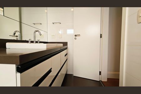 Apartamento à venda com 269m², 1 quarto e 6 vagasBanheiro da Suíte 1