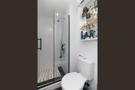 Banheiro de apartamento à venda com 1 quarto, 44m² em Azenha, Porto Alegre