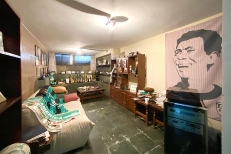 Casa à venda com 900m², 5 quartos e 2 vagasAdega