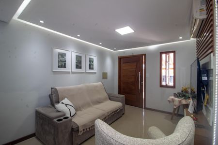 Casa à venda com 100m², 2 quartos e 2 vagas Casa à venda com 100m², 2 quartos e 2 vagasSala