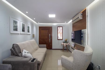 Casa à venda com 100m², 2 quartos e 2 vagas Casa à venda com 100m², 2 quartos e 2 vagasSala