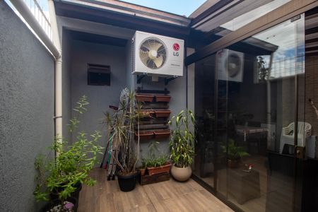 Casa à venda com 100m², 2 quartos e 2 vagas Casa à venda com 100m², 2 quartos e 2 vagasQuintal