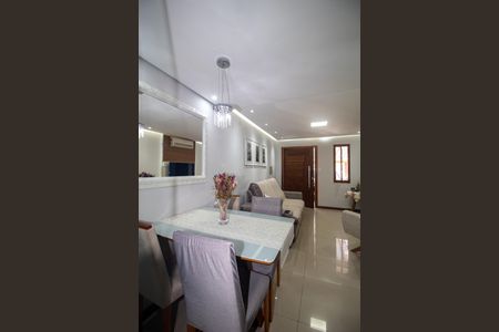 Casa à venda com 100m², 2 quartos e 2 vagas Casa à venda com 100m², 2 quartos e 2 vagasSala