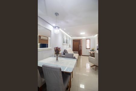 Casa à venda com 100m², 2 quartos e 2 vagas Casa à venda com 100m², 2 quartos e 2 vagasSala