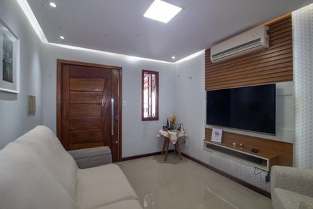 Casa à venda com 100m², 2 quartos e 2 vagas Casa à venda com 100m², 2 quartos e 2 vagasSala