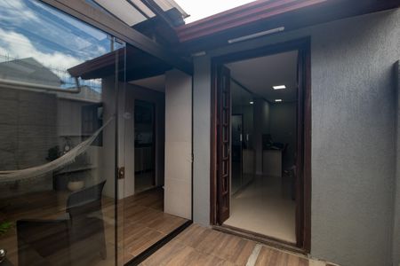 Casa à venda com 100m², 2 quartos e 2 vagas Casa à venda com 100m², 2 quartos e 2 vagasQuintal