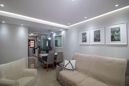 Casa à venda com 100m², 2 quartos e 2 vagas Casa à venda com 100m², 2 quartos e 2 vagasSala