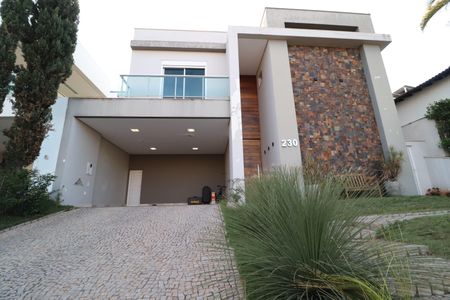 Casa de condomínio para alugar com 352m², 4 quartos e 2 vagasFachada