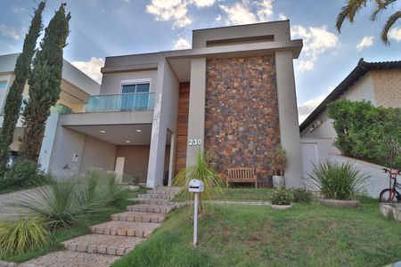 Casa de condomínio para alugar com 352m², 4 quartos e 2 vagasFachada