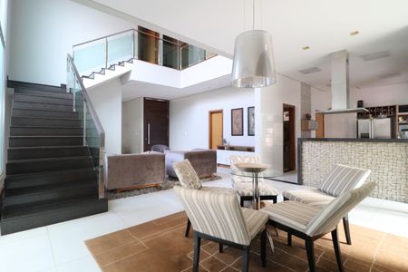 Sala de casa de condomínio para alugar com 4 quartos, 352m² em Jardim das Palmeiras, Uberlândia