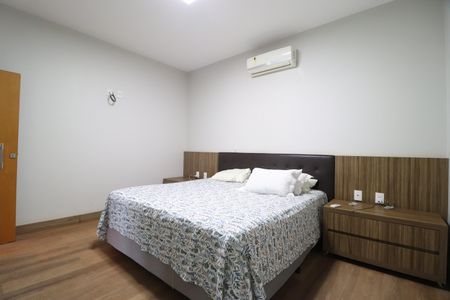 Casa de condomínio para alugar com 352m², 4 quartos e 2 vagasSuíte