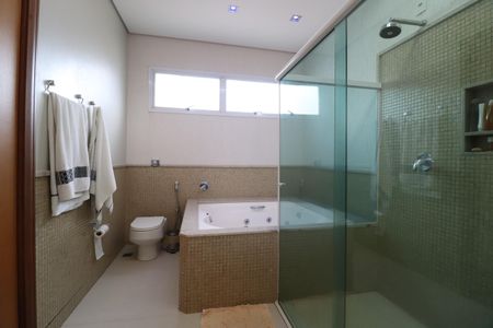 Casa de condomínio para alugar com 352m², 4 quartos e 2 vagasBanheiro da Suíte