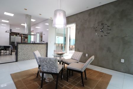 Sala de casa de condomínio para alugar com 4 quartos, 352m² em Jardim das Palmeiras, Uberlândia